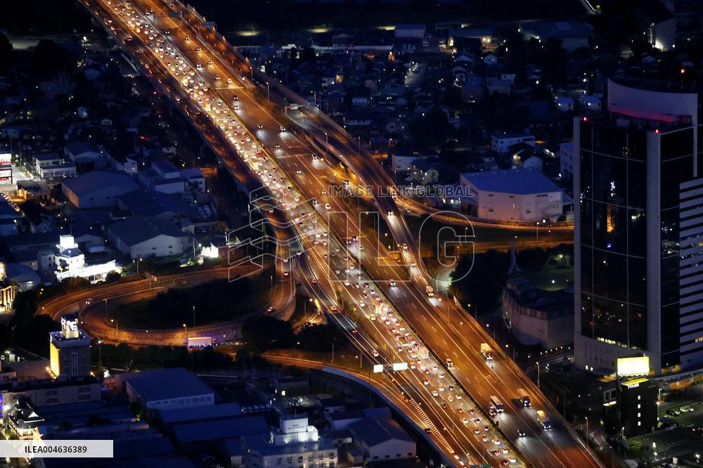 Return rush of "bon" summer holidaymakers in Japan