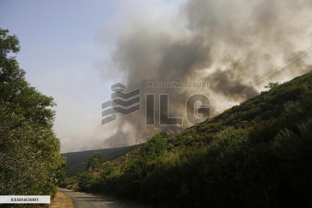 Yeres-Llamas Fire Advances Toward Ponferrada Evacuations Underway - Spain