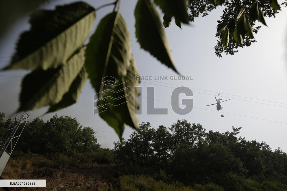 Yeres-Llamas Fire Advances Toward Ponferrada Evacuations Underway - Spain