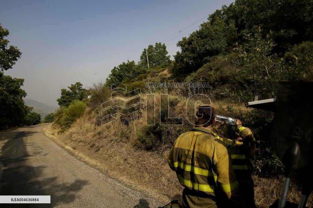 Yeres-Llamas Fire Advances Toward Ponferrada Evacuations Underway - Spain