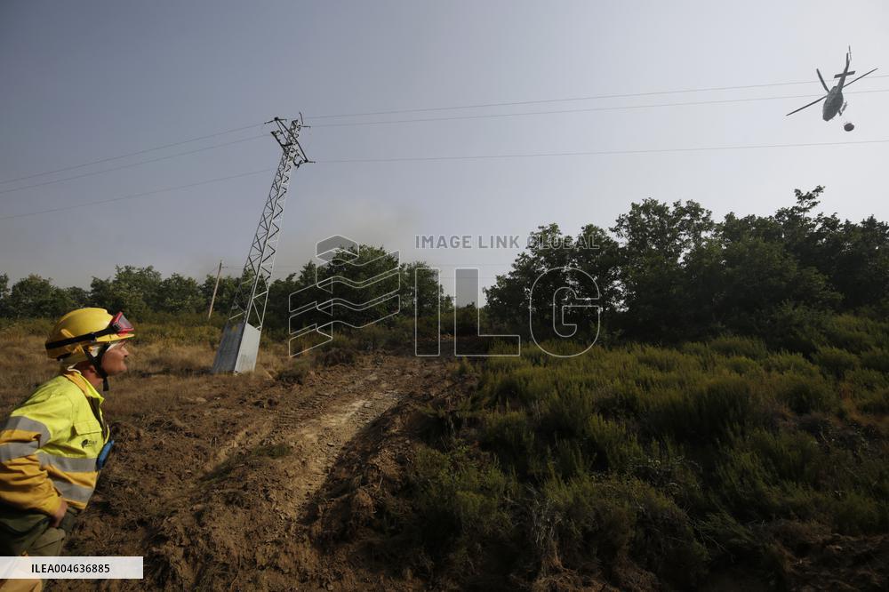 Yeres-Llamas Fire Advances Toward Ponferrada Evacuations Underway - Spain