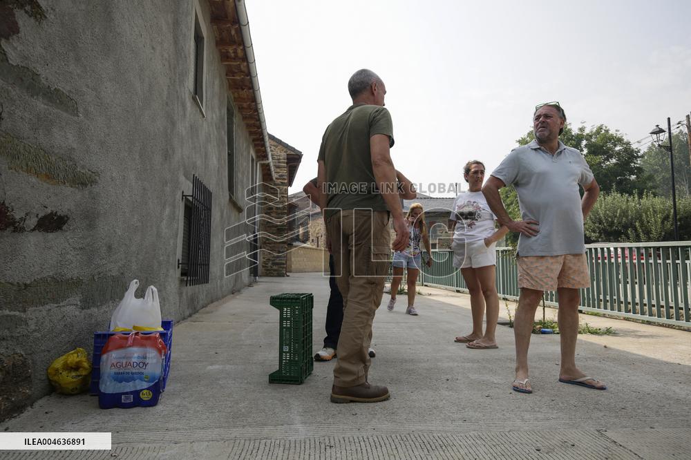 Yeres-Llamas Fire Advances Toward Ponferrada Evacuations Underway - Spain