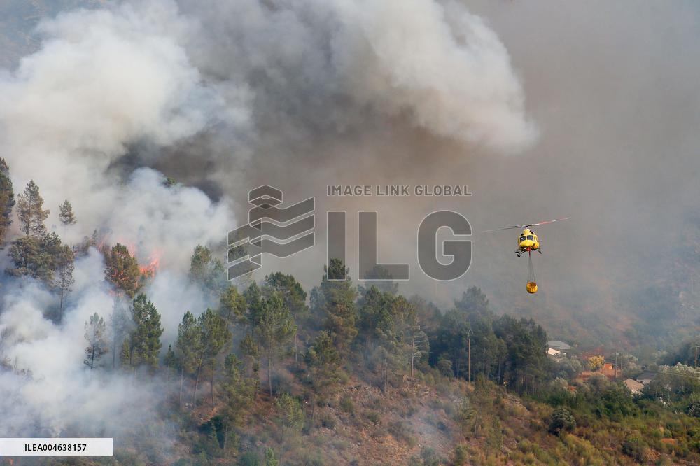 Larouco Fire Crosses Sil River into Lugo - Spain