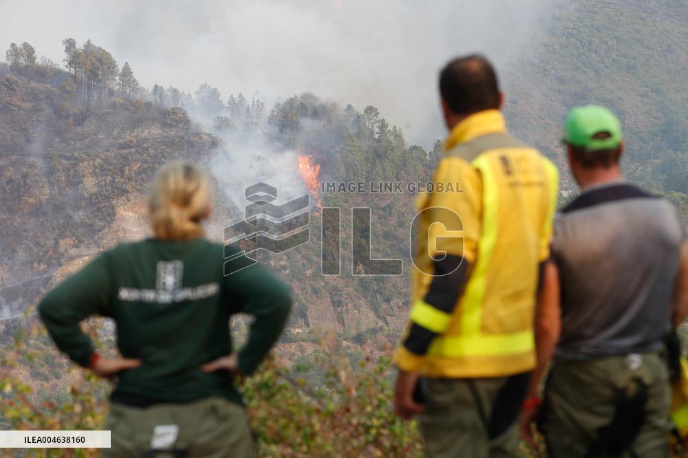 Larouco Fire Crosses Sil River into Lugo - Spain