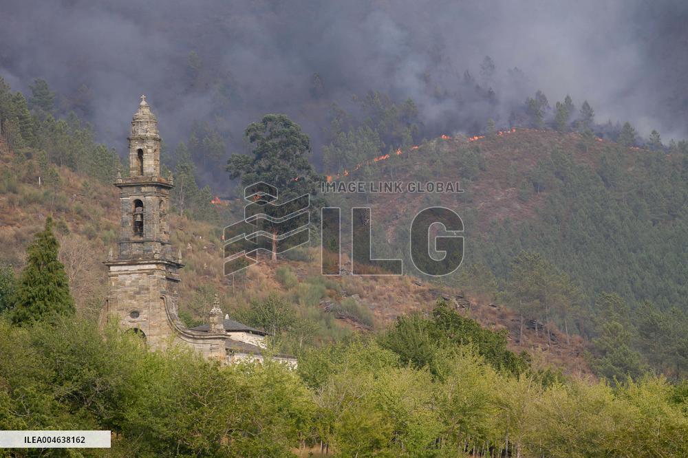 Larouco Fire Crosses Sil River into Lugo - Spain