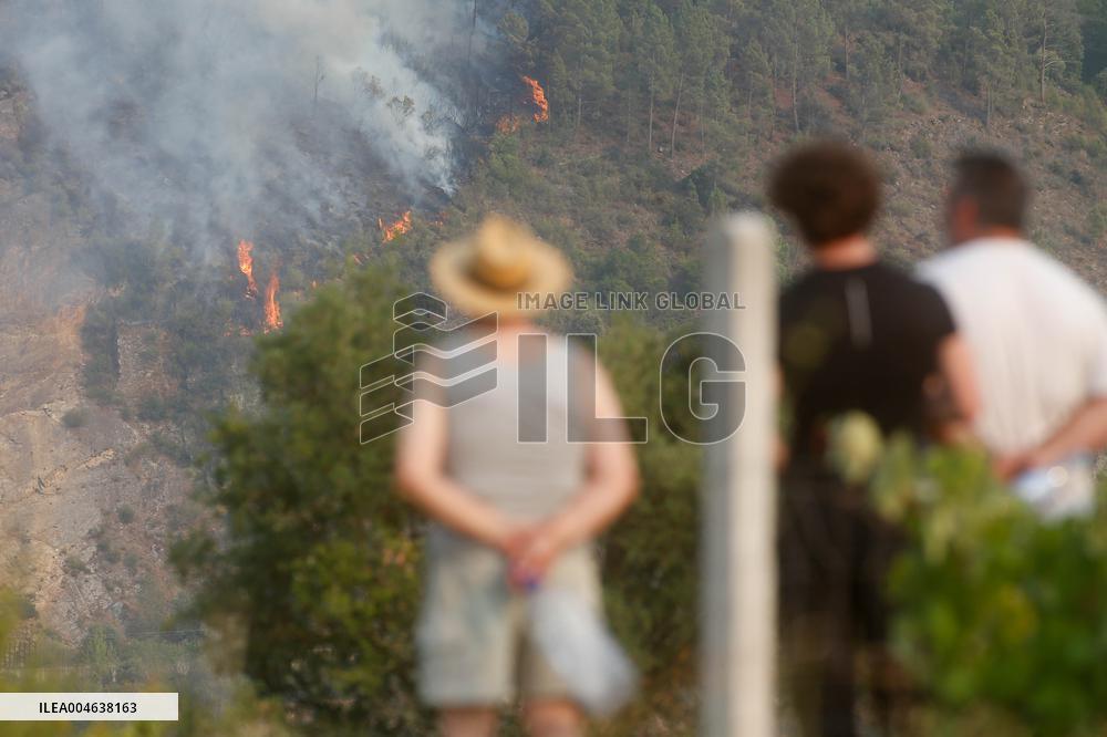 Larouco Fire Crosses Sil River into Lugo - Spain