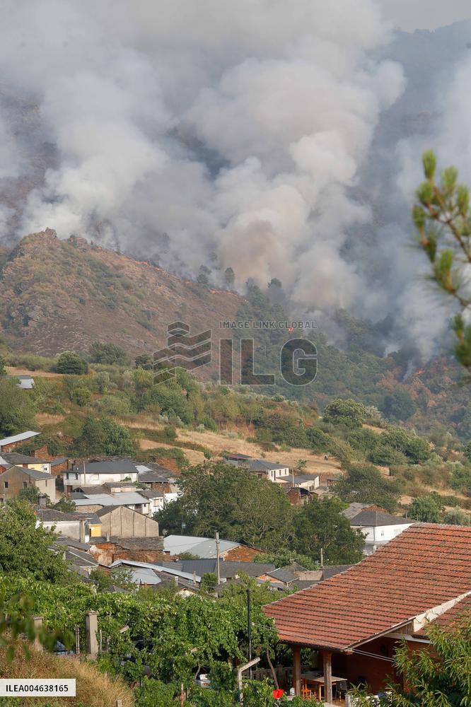 Larouco Fire Crosses Sil River into Lugo - Spain