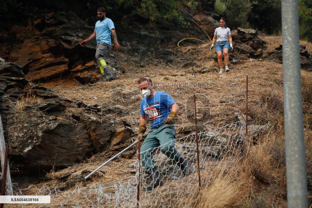 Larouco Fire Crosses Sil River into Lugo - Spain