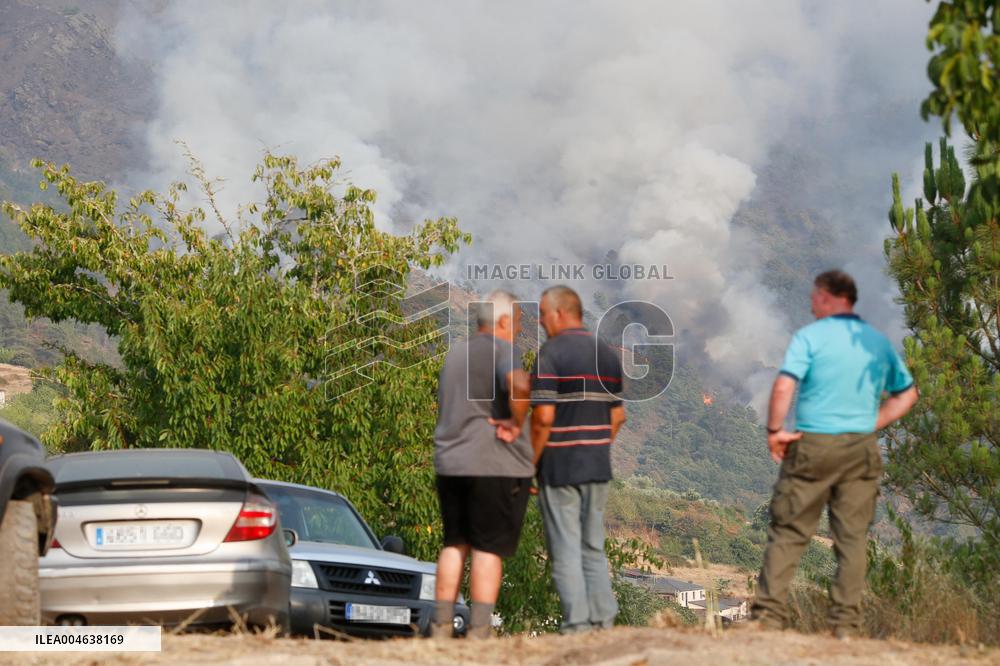 Larouco Fire Crosses Sil River into Lugo - Spain