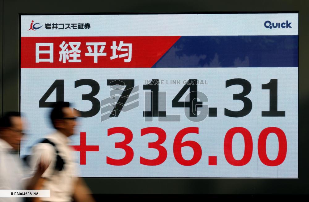 Nikkei closes at fresh record high
