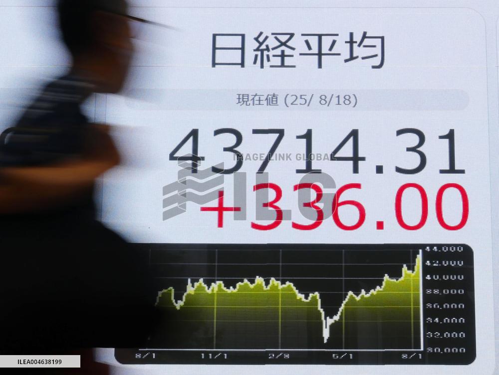 Nikkei closes at fresh record high
