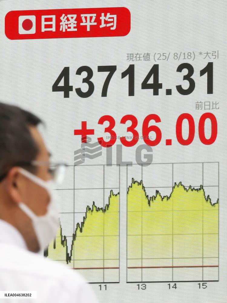 Nikkei closes at fresh record high