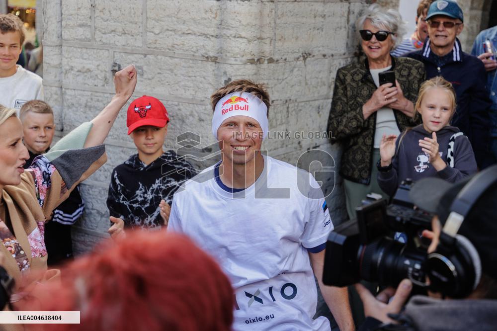 Slacklining in Tallinn Old Town