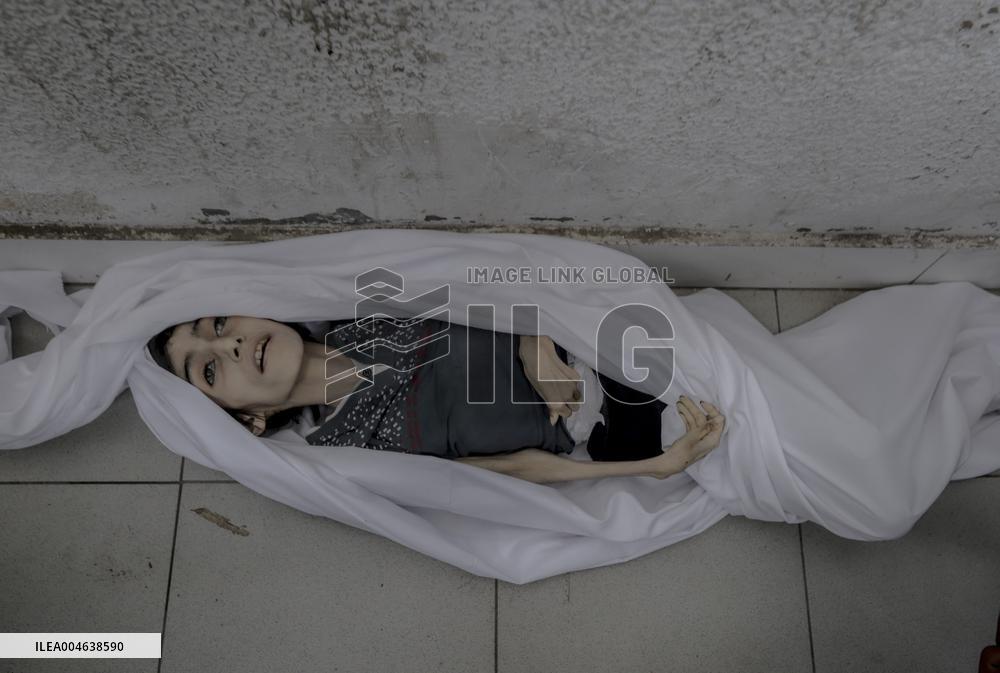 Families Mourn Airstrike Victims - Gaza