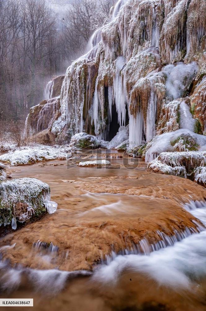 FRANCE. JURA (39) NEAR THE VILLAGE OF BAUME-LES-MESSIEURS. LA CASCADE DES TUFS