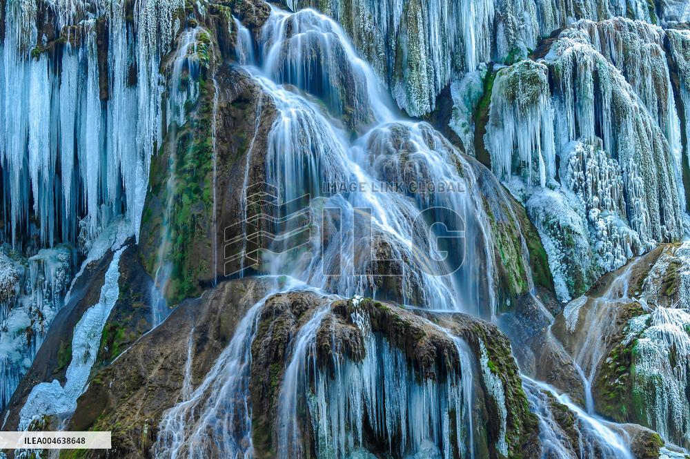 FRANCE. JURA (39) NEAR THE VILLAGE OF BAUME-LES-MESSIEURS. LA CASCADE DES TUFS