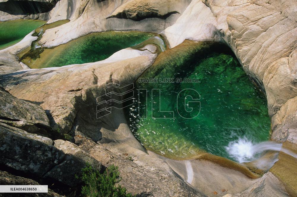 FRANCE. CORSE-DU-SUD (2A) BAVELLA MASSIF. THE NATURAL POOLS OF PURCARACCIA ARE AMONG THE MOST BEAUTIFUL ON THE ISLAND. FORMED BY