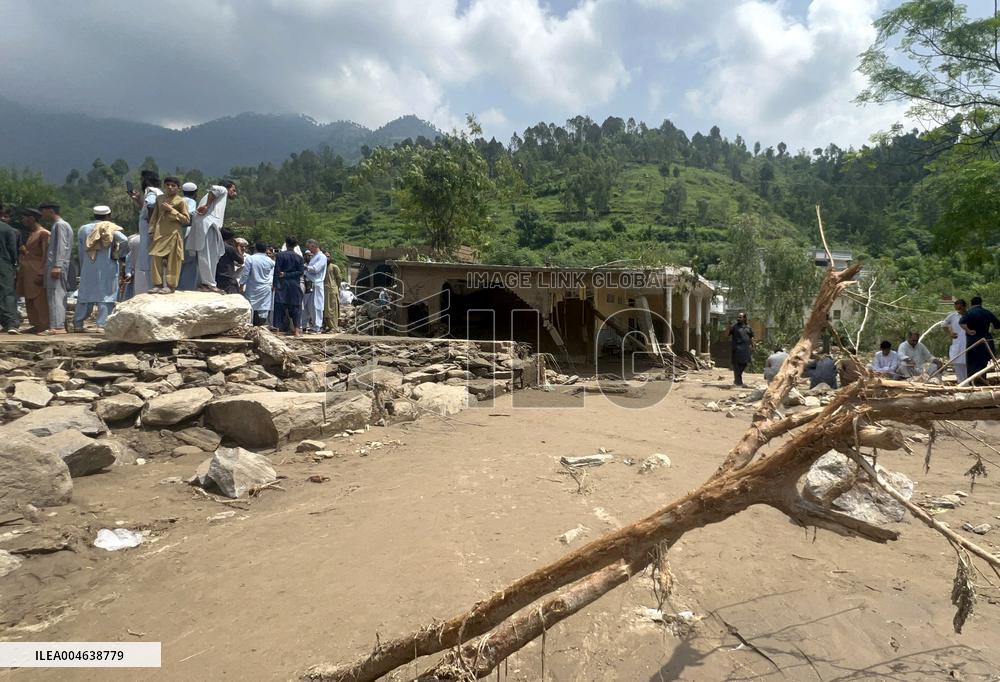 At Least 300 Killed in Pakistan Floods