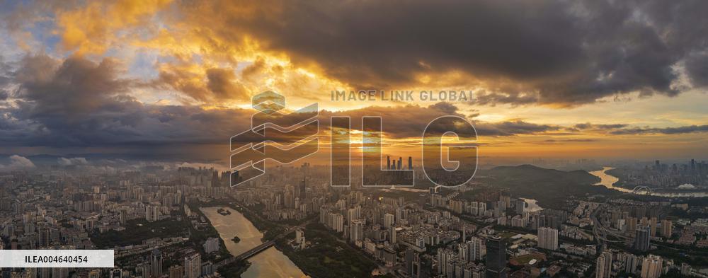 Morning Glow And Ethereal Adveling Fog in Nanjing