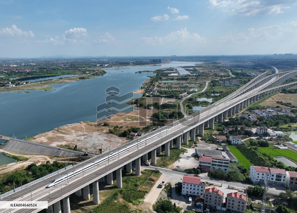 Nanchang-Jiujiang High-speed Railway Trial-run EMU