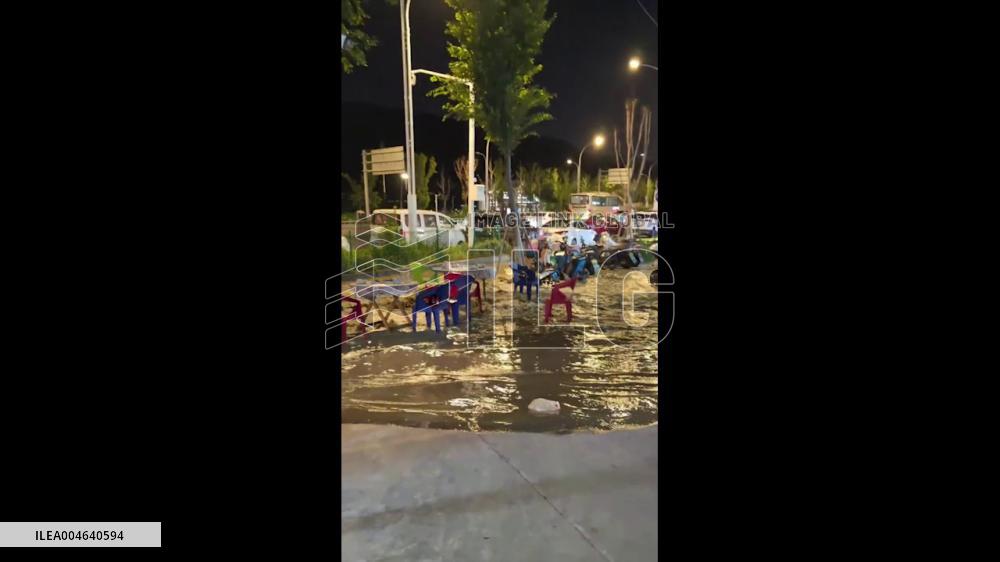China: Burst Water Pipe Floods Suzhou Street, Soaking Vendors and Passerby