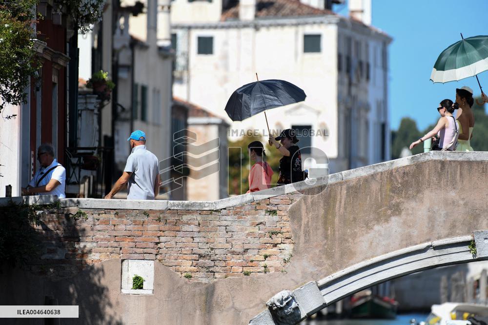 Lilly Collins Takes a Break While Filming Emily in Paris - Venice