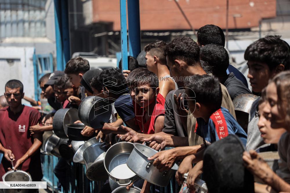 Gaza City Offers Food Aid - Gaza City