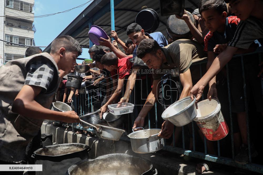 Gaza City Offers Food Aid - Gaza City