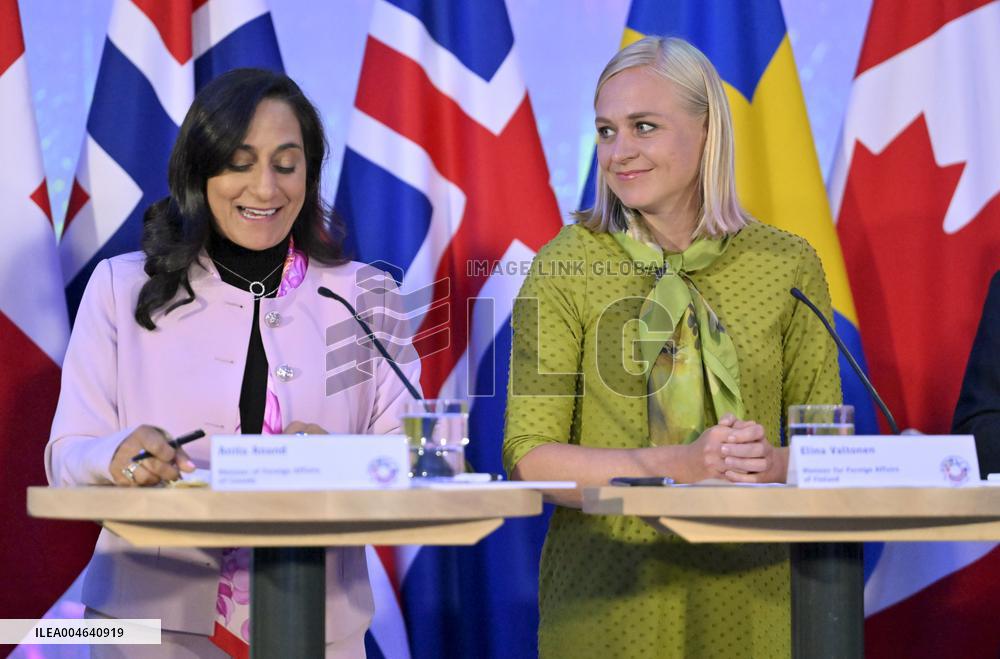 Ulkoministeri Elina Valtosen ja Kanadan ulkoministerin Anita Anandin mediatapaaminen