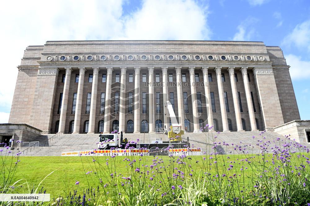 Poliisi: Eduskuntatalossa kuollut henkilö