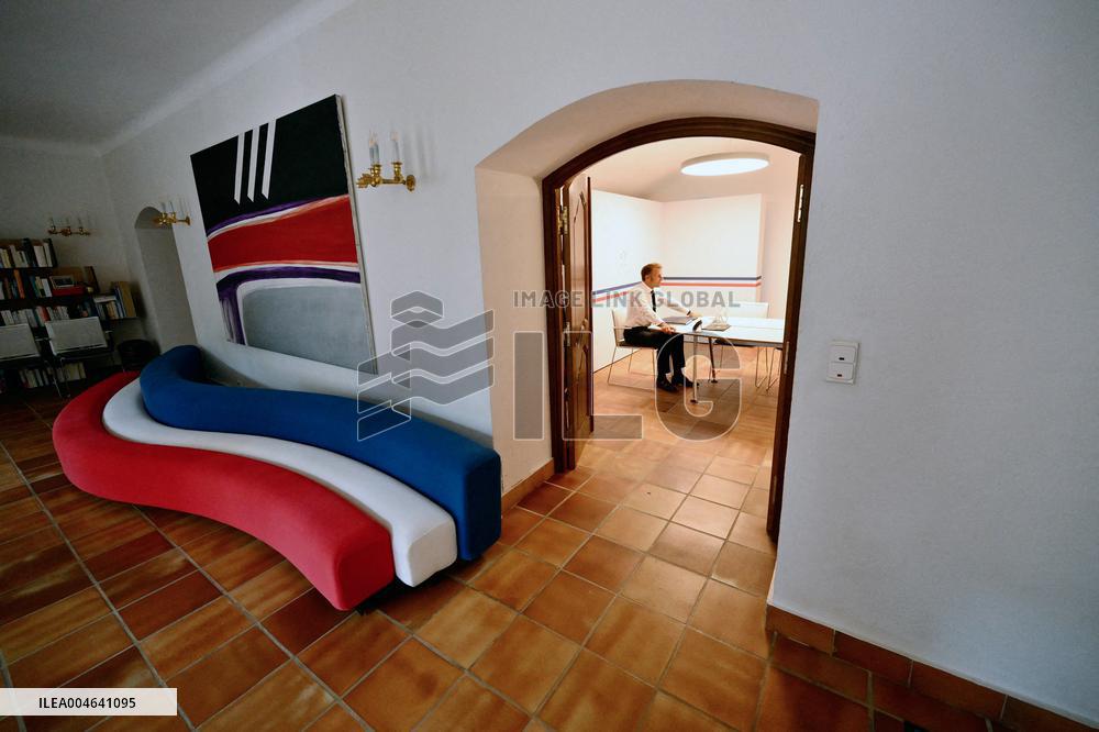 Macron and Starmer Lead Coalition Talks on Ukraine - Fort de Brégançon