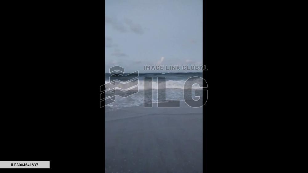 US: Florida Sees Rough Surf Conditions as Hurricane Erin Approaches