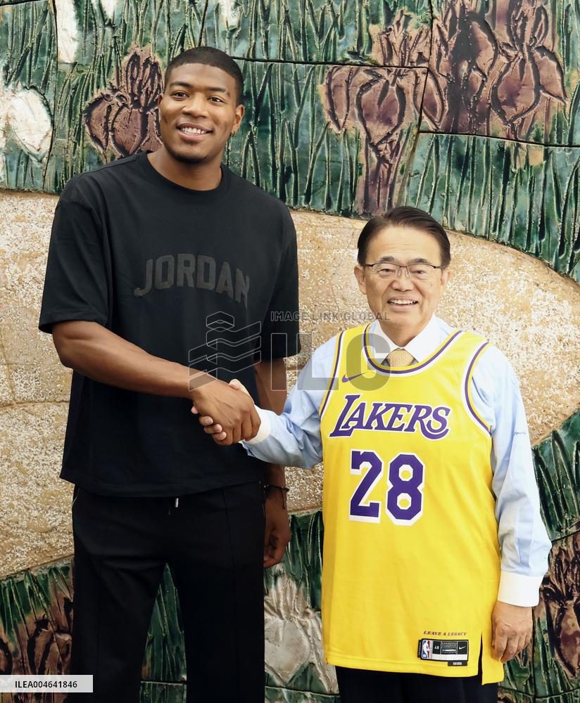 Basketball: Hachimura visits Aichi gov.