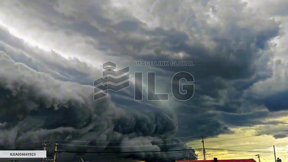 China: Ominous Clouds Spotted Ahead of Torrential Downpour in Ulanqab