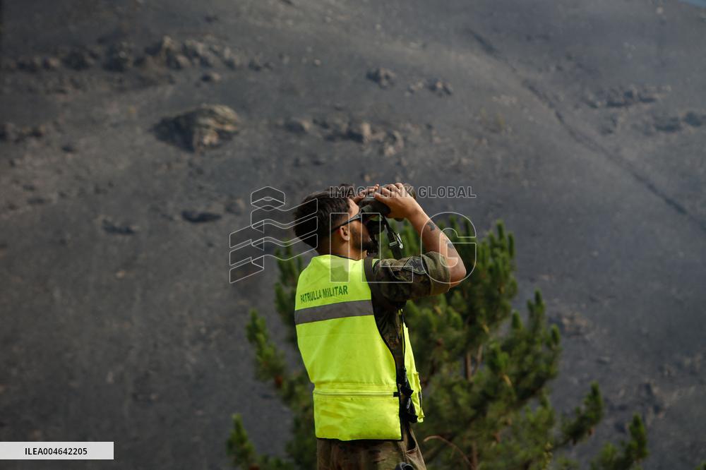 Fire Moves Toward O Courel from Quiroga - Spain