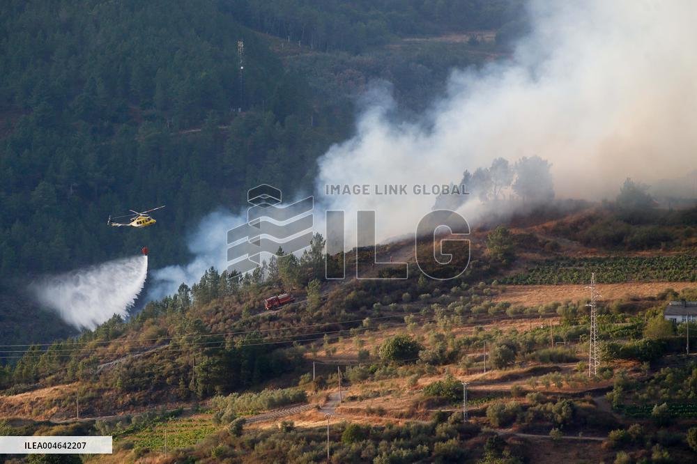 Fire Moves Toward O Courel from Quiroga - Spain