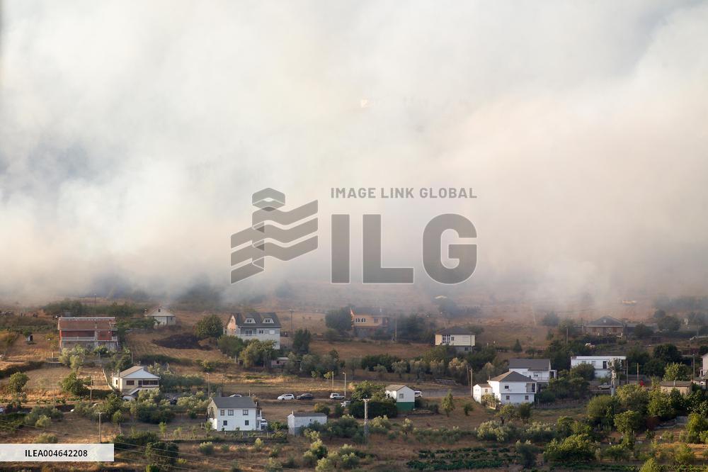 Fire Moves Toward O Courel from Quiroga - Spain