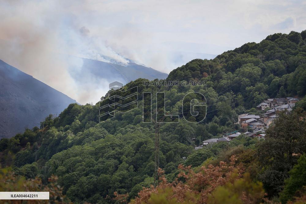Fire Moves Toward O Courel from Quiroga - Spain
