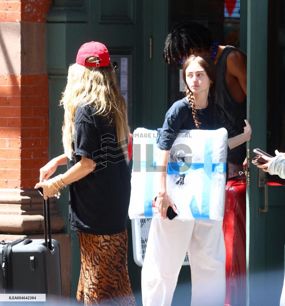 Heidi Klum and Kids Move to College Shop in Soho - NYC