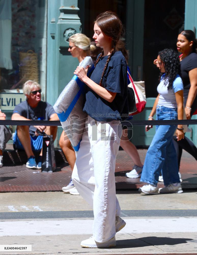 Heidi Klum and Kids Move to College Shop in Soho - NYC