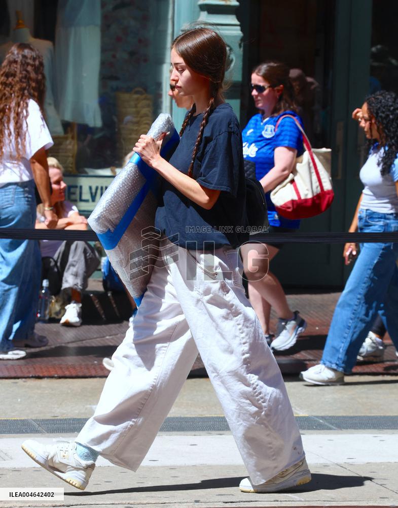 Heidi Klum and Kids Move to College Shop in Soho - NYC