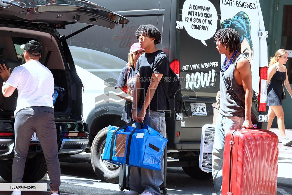 Heidi Klum and Kids Move to College Shop in Soho - NYC