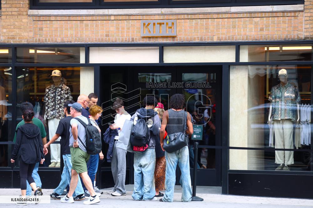 Heidi Klum and Kids Move to College Shop in Soho - NYC