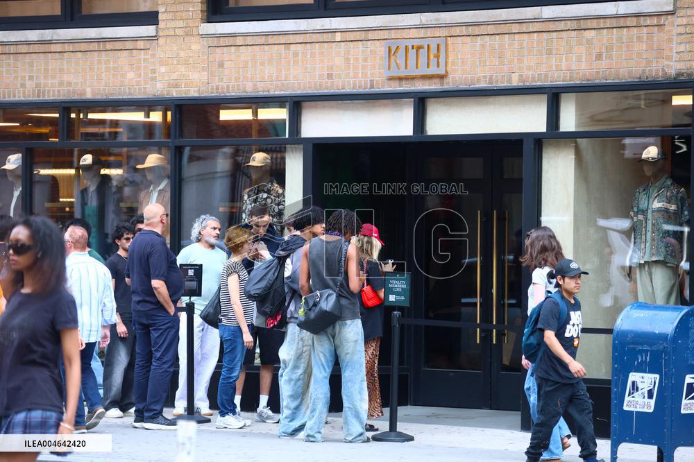 Heidi Klum and Kids Move to College Shop in Soho - NYC