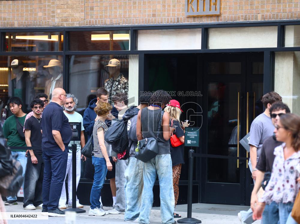 Heidi Klum and Kids Move to College Shop in Soho - NYC