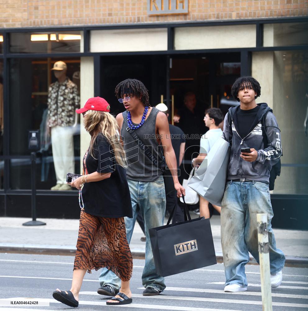 Heidi Klum and Kids Move to College Shop in Soho - NYC