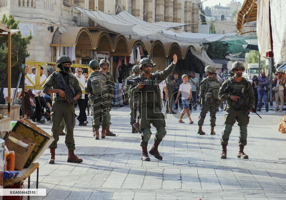 Israeli Army Escorts Settlers - Hebron