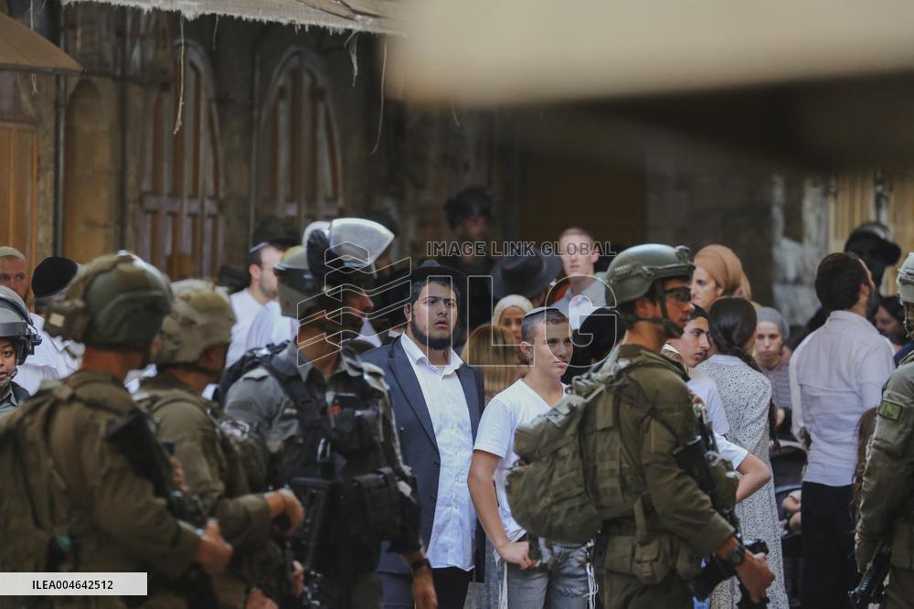 Israeli Army Escorts Settlers - Hebron