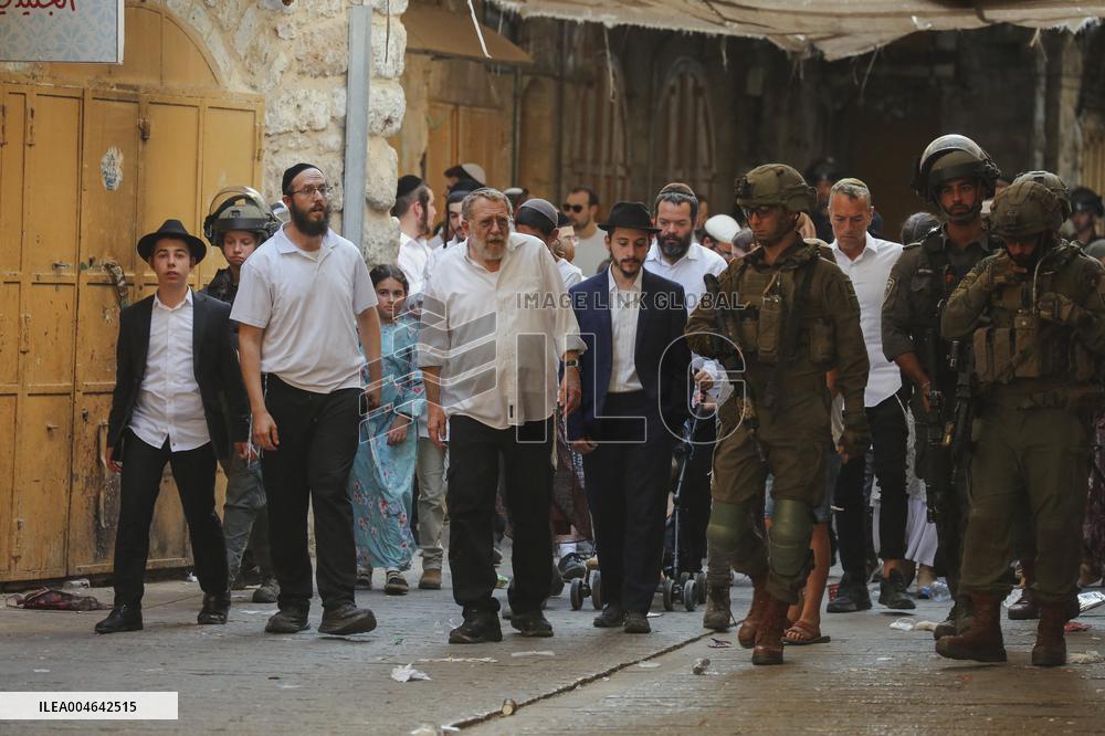 Israeli Army Escorts Settlers - Hebron