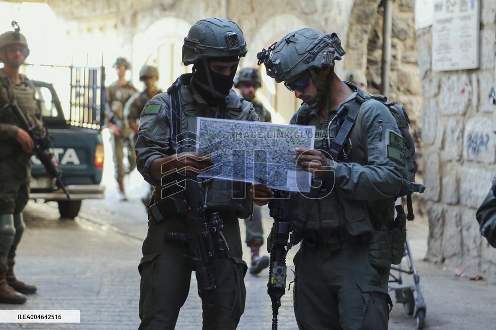 Israeli Army Escorts Settlers - Hebron